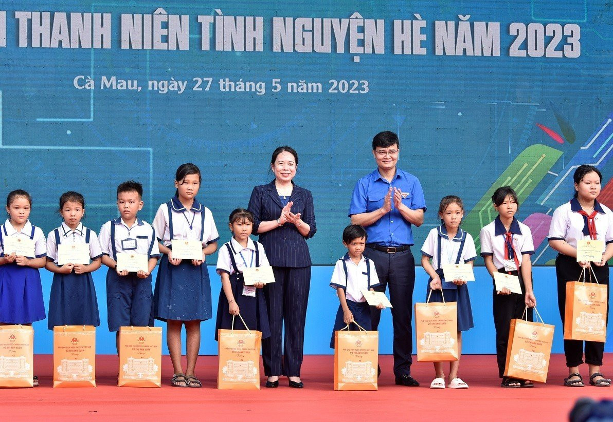 Phó Chủ tịch nước Võ Thị Ánh Xuân và Bí thư thứ nhất Trung ương Đoàn Bùi Quang Huy tặng học bổng và quà cho các em thiếu nhi có hoàn cảnh khó khăn. Phó Chủ tịch nước Võ Thị Ánh Xuân và Bí thư thứ nhất Trung ương Đoàn Bùi Quang Huy tặng học bổng và quà cho các em thiếu nhi có hoàn cảnh khó khăn.