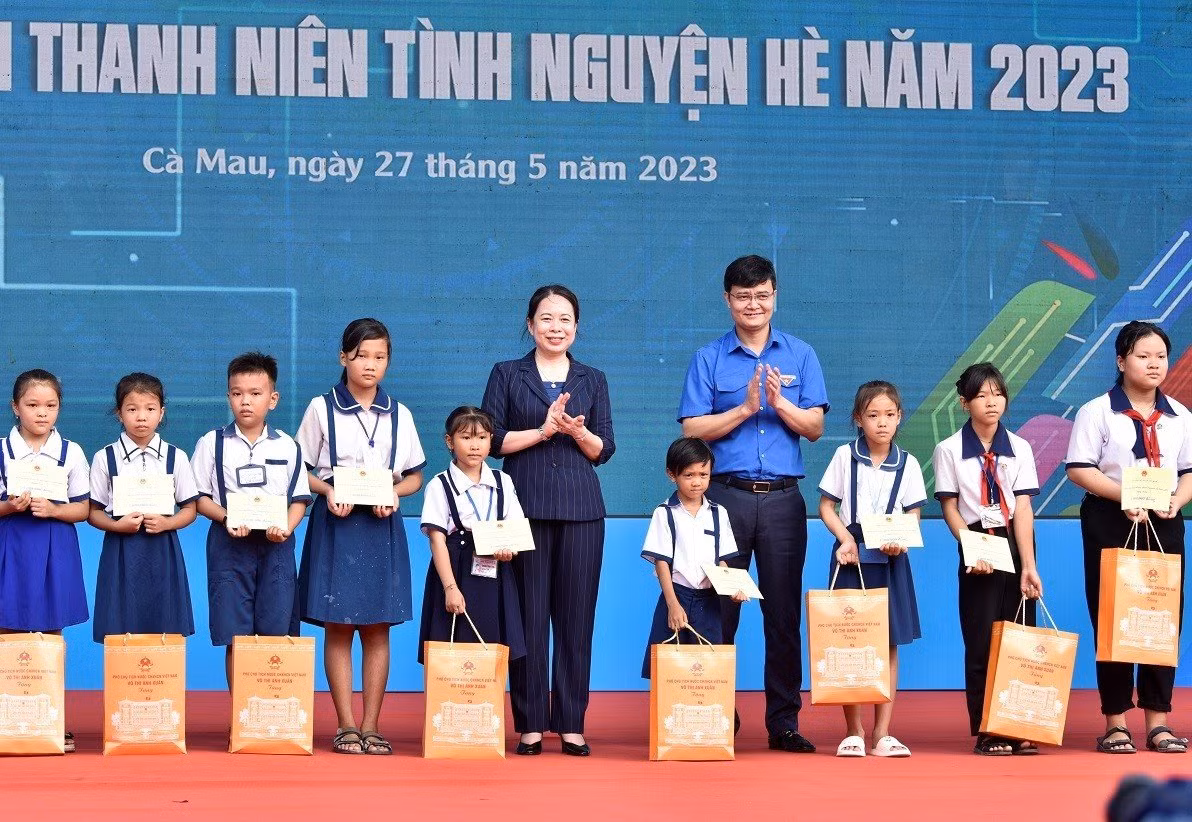 Phó Chủ tịch nước Võ Thị Ánh Xuân và Bí thư thứ nhất Trung ương Đoàn Bùi Quang Huy tặng học bổng và quà cho các em thiếu nhi có hoàn cảnh khó khăn.