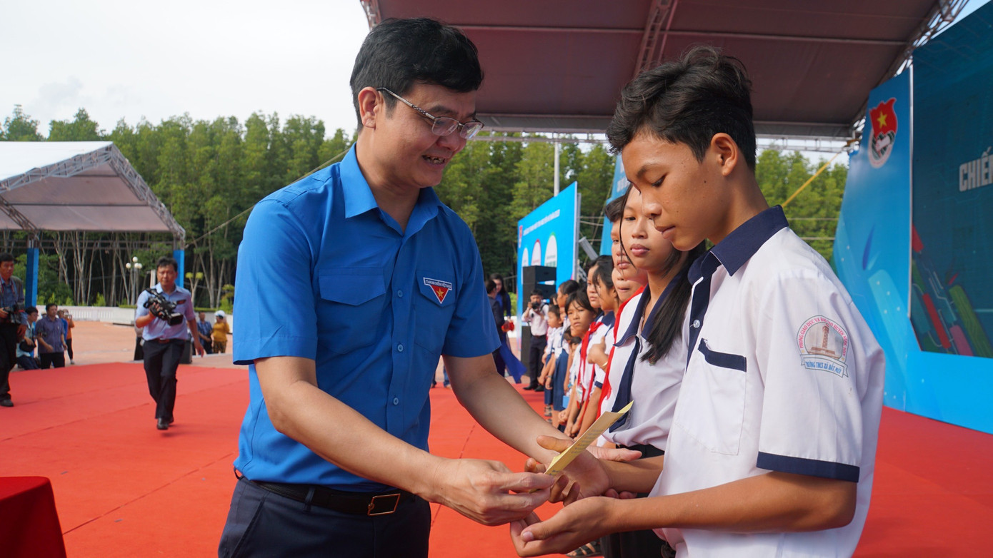 Bí thư thứ nhất Trung ương Đoàn Bùi Quang Huy tặng học bổng và quà cho các em thiếu nhi có hoàn cảnh khó khăn. Bí thư thứ nhất Trung ương Đoàn Bùi Quang Huy tặng học bổng và quà cho các em thiếu nhi có hoàn cảnh khó khăn.