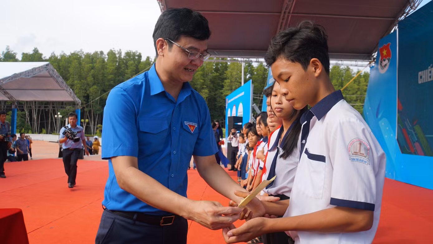 Bí thư thứ nhất Trung ương Đoàn Bùi Quang Huy tặng học bổng và quà cho các em thiếu nhi có hoàn cảnh khó khăn.