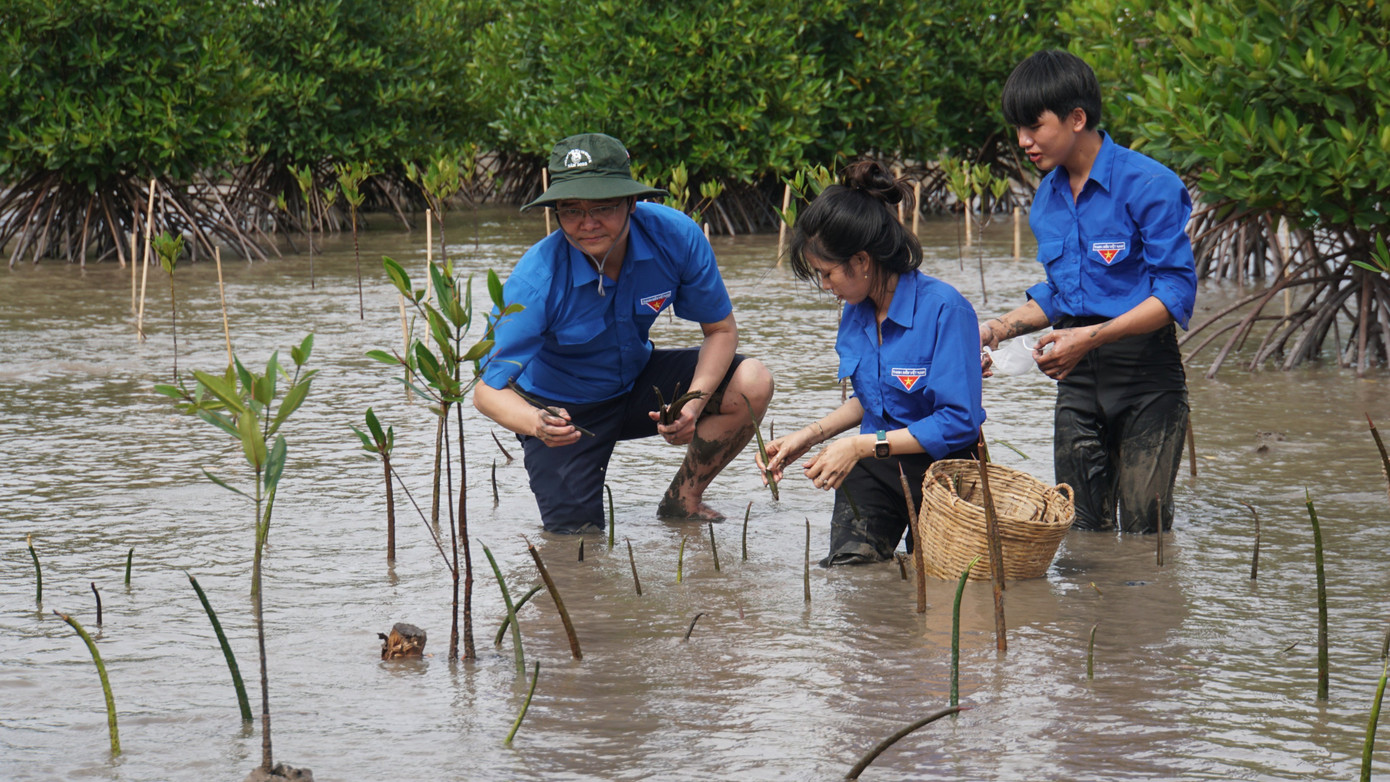 Bí thư thứ nhất Trung ương Đoàn Bùi Quang Huy cùng đoàn viên thanh niên tham gia trồng cây gây rừng “Vì một Việt Nam xanh” sau lễ ra quân. Bí thư thứ nhất Trung ương Đoàn Bùi Quang Huy cùng đoàn viên thanh niên tham gia trồng cây gây rừng “Vì một Việt Nam xanh” sau lễ ra quân.