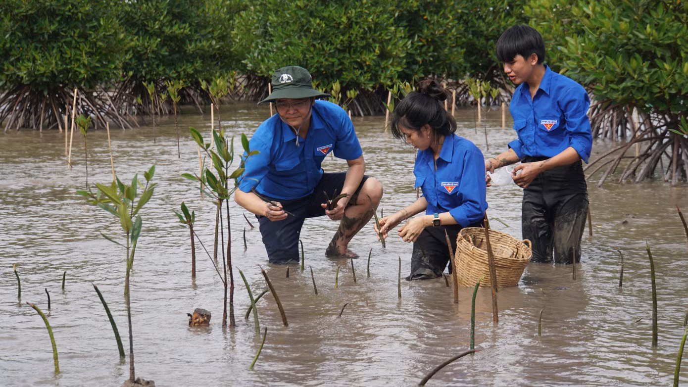 Bí thư thứ nhất Trung ương Đoàn Bùi Quang Huy cùng đoàn viên thanh niên tham gia trồng cây gây rừng “Vì một Việt Nam xanh” sau lễ ra quân.