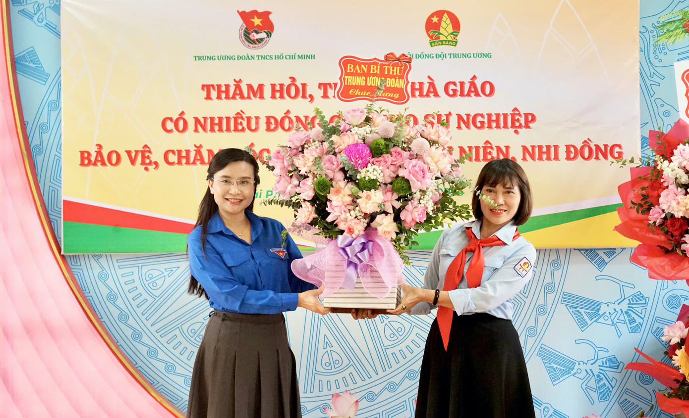 Đồng chí Nguyễn Phạm Duy Trang, Bí thư T.Ư Đoàn, Chủ tịch Hội đồng Đội T.Ư tặng hoa chúc mừng nhà giáo ưu tú Lê Thu Liên nhằm ghi nhận những thành tích to lớn mà cô đã đạt được trong sự nghiệp giáo dục. Đồng chí Nguyễn Phạm Duy Trang, Bí thư T.Ư Đoàn, Chủ tịch Hội đồng Đội T.Ư tặng hoa chúc mừng nhà giáo ưu tú Lê Thu Liên nhằm ghi nhận những thành tích to lớn mà cô đã đạt được trong sự nghiệp giáo dục.