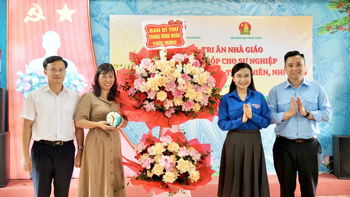 Đồng chí Nguyễn Phạm Duy Trang tặng hoa chúc mừng các thầy, cô giáo đang công tác tại trường THCS Lương Khánh Thiện. Đồng chí Nguyễn Phạm Duy Trang tặng hoa chúc mừng các thầy, cô giáo đang công tác tại trường THCS Lương Khánh Thiện.