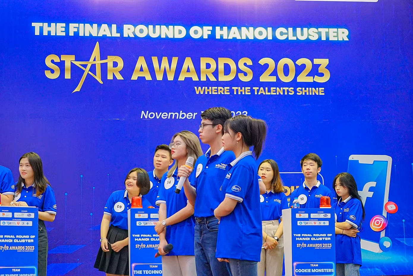 Các đội thi tham gia phần thi tăng tốc.