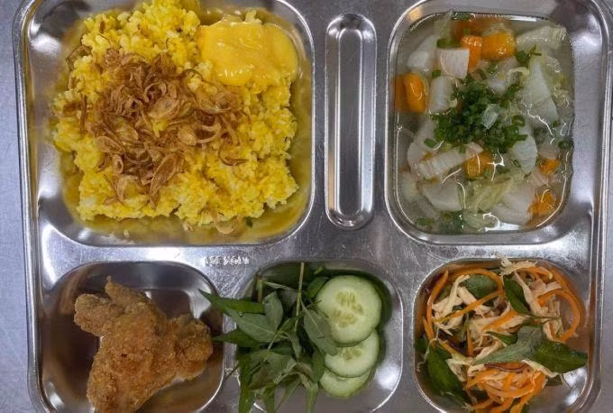 Phần ăn trưa 17/11 của học sinh trường Ischool Nha Trang có món cánh gà (bên trái, dưới). (Ảnh: Phụ huynh cung cấp cho báo chí)