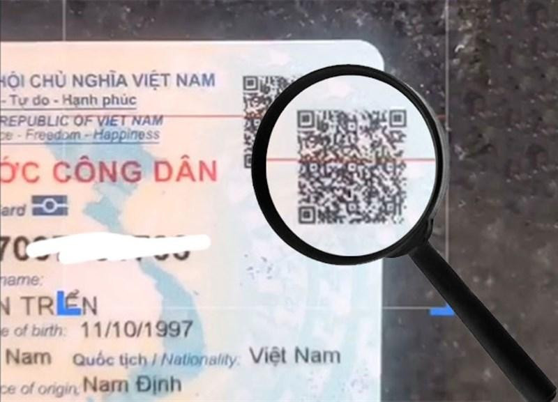 Người dân quét mã QR để kiểm tra lại thông tin cá nhân. Người dân quét mã QR để kiểm tra lại thông tin cá nhân.