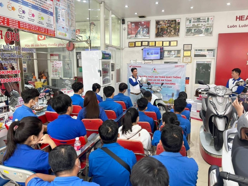 Sinh viên tham gia buổi đào tạo và hướng dẫn lái xe an toàn tại tại cửa hàng HEAD. Sinh viên tham gia buổi đào tạo và hướng dẫn lái xe an toàn tại tại cửa hàng HEAD.