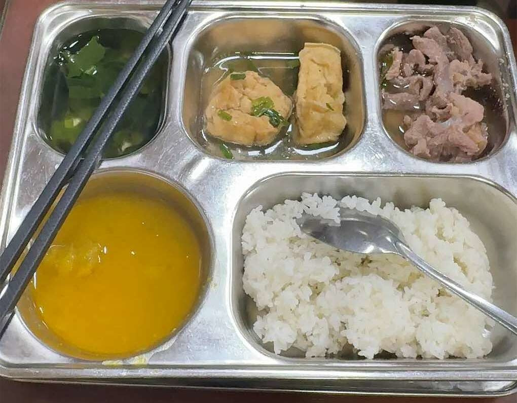 Một suất cơm 30.000 đồng trong tuần học GDQP&AN của sinh viên ĐH Bách khoa Hà Nội. Một suất cơm 30.000 đồng trong tuần học GDQP&AN của sinh viên ĐH Bách khoa Hà Nội.