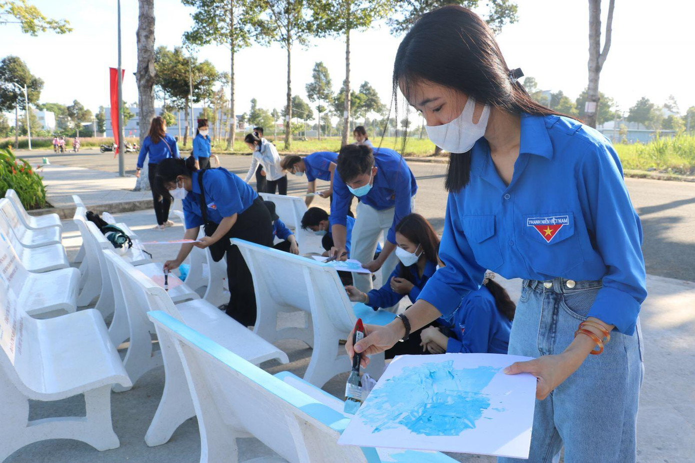 Đoàn viên thanh niên tham gia vẽ tranh tuyên truyền về chủ đề bảo vệ môi trường, an toàn giao thông, phòng chống dịch COVID-19 sau lễ phát động. Đoàn viên thanh niên tham gia vẽ tranh tuyên truyền về chủ đề bảo vệ môi trường, an toàn giao thông, phòng chống dịch COVID-19 sau lễ phát động.