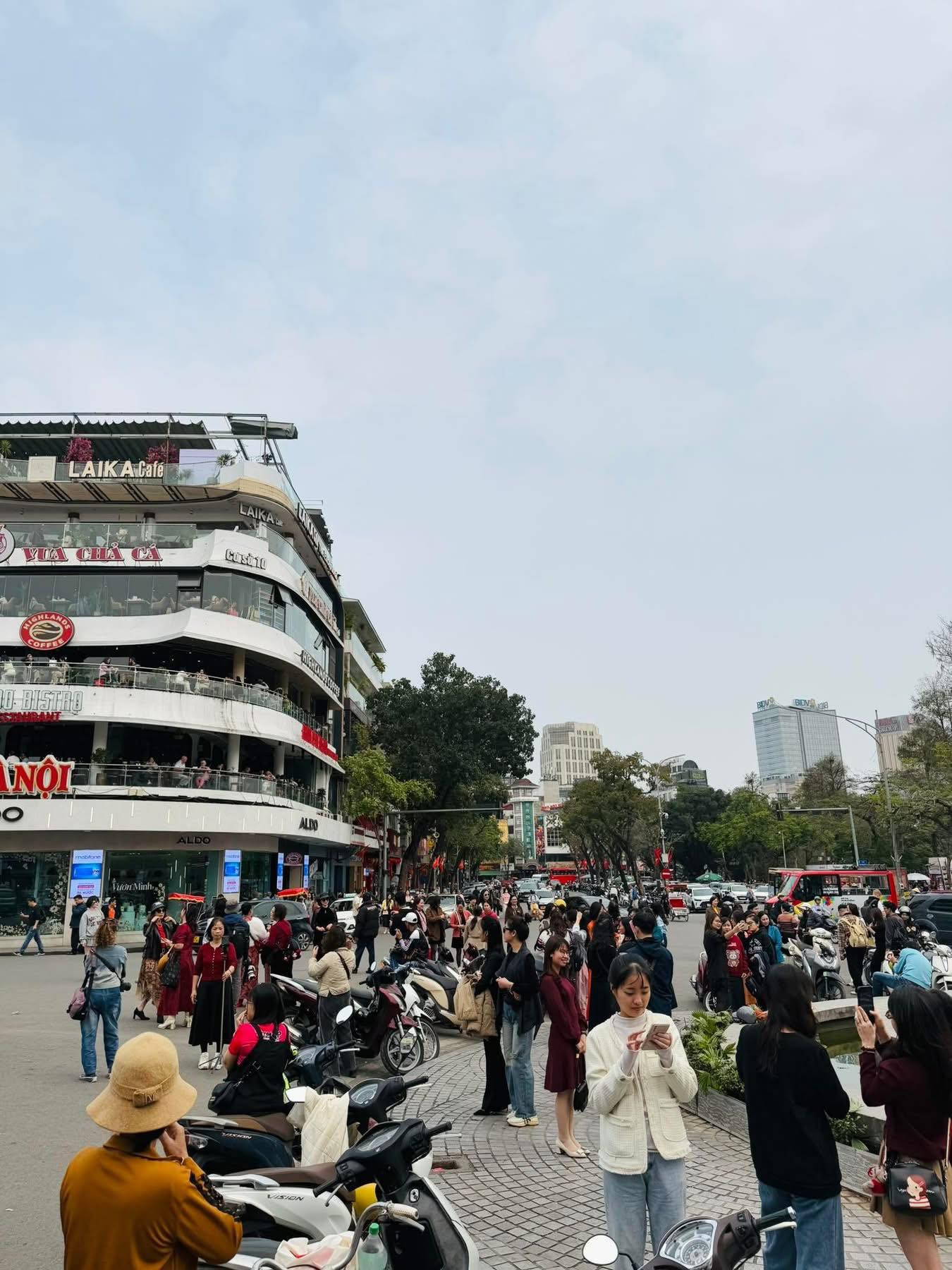 Những ngày gần đây, khu vực tòa nhà "Hàm cá mập" đón lượng lớn người dân cũng như du khách tới check-in chụp ảnh nhằm lưu giữ kỷ niệm. (Ảnh: Nguyễn Anh Tú) Những ngày gần đây, khu vực tòa nhà "Hàm cá mập" đón lượng lớn người dân cũng như du khách tới check-in chụp ảnh nhằm lưu giữ kỷ niệm. (Ảnh: Nguyễn Anh Tú)