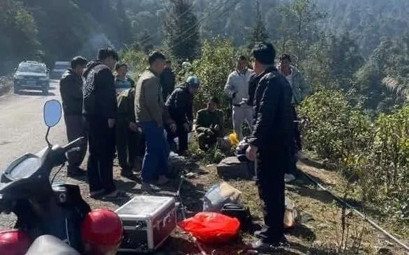 Lực lượng chức năng Lào Cai đang điều tra, làm rõ vụ việc. (Ảnh: Người dân cung cấp)