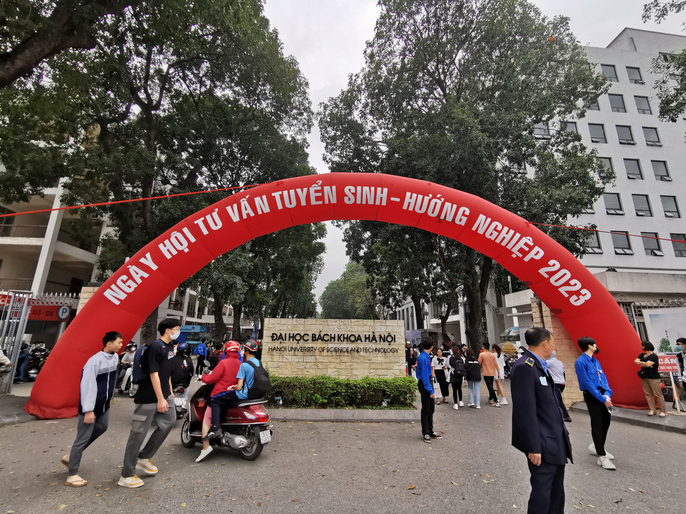 Ngày hội tư vấn tuyển sinh - hướng nghiệp 2023 tại ĐH Bách khoa Hà Nội. (Ảnh: HUST) Ngày hội tư vấn tuyển sinh - hướng nghiệp 2023 tại ĐH Bách khoa Hà Nội. (Ảnh: HUST)