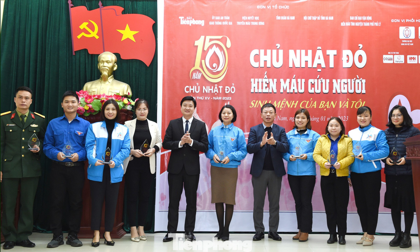 Nhà báo Phùng Công Sưởng và anh Trần Ngọc Nam - Bí thư Tỉnh Đoàn Hà Nam trao kỷ niệm chương tặng các đơn vị trực thuộc Tỉnh Đoàn Hà Nam vì có nhiều đóng góp trong phong trào hiến máu tình nguyện của tỉnh Hà Nam.