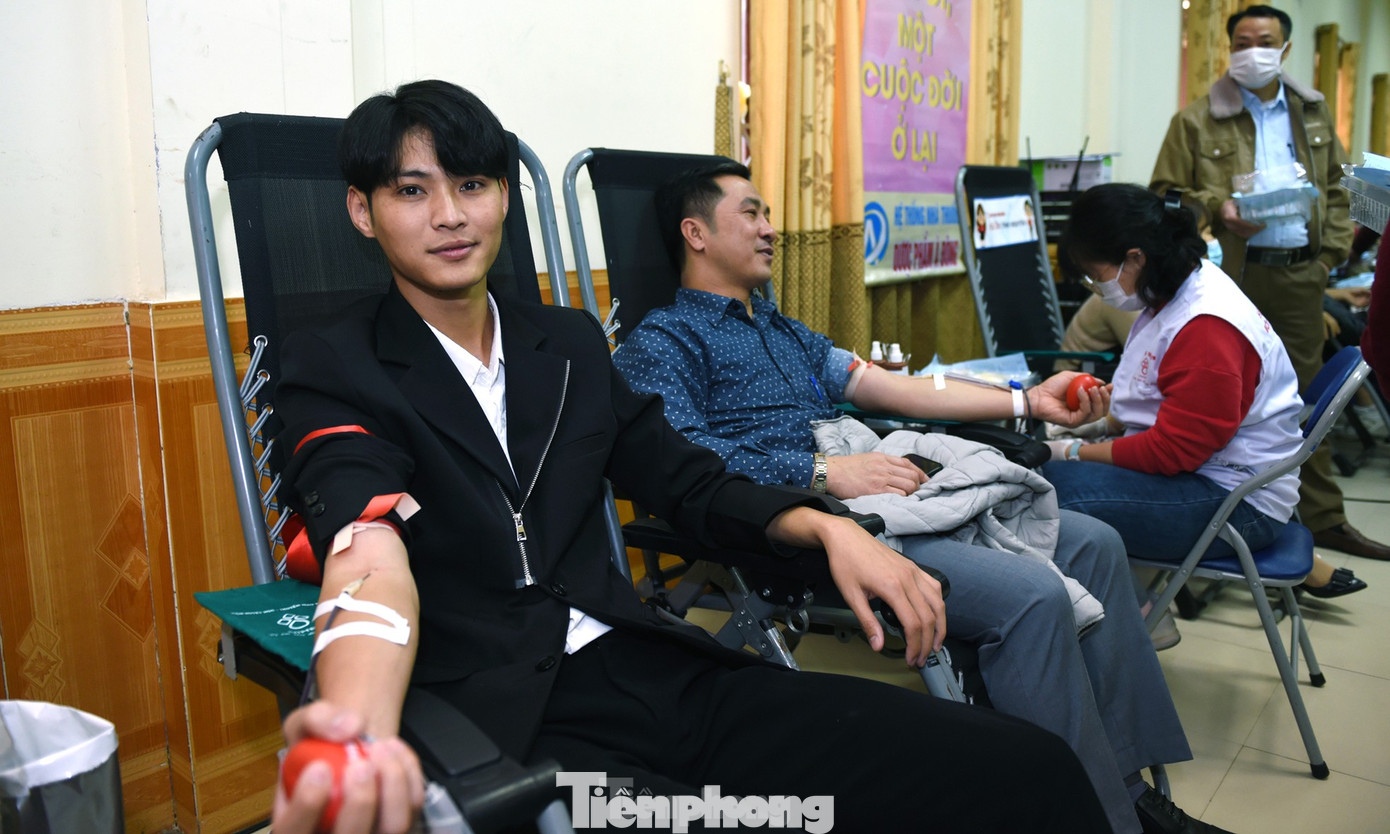 Anh Nguyễn Hồng Thanh hiến máu tại chương trình.
