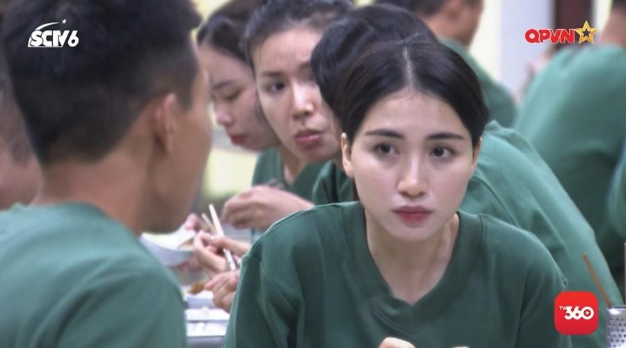 Ngồi ở phía đối diện, Hòa Minzy đang ăn cũng phải lắng lại để nghe, ánh mắt và biểu cảm như &quot;nuốt từng lời nói&quot; của đàn anh Độ Mixi.