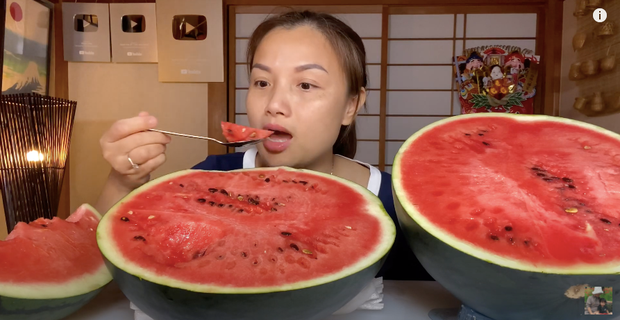 Quỳnh Trần JP thưởng thức dưa hấu vỏ đen giá gần 2 triệu đồng.
