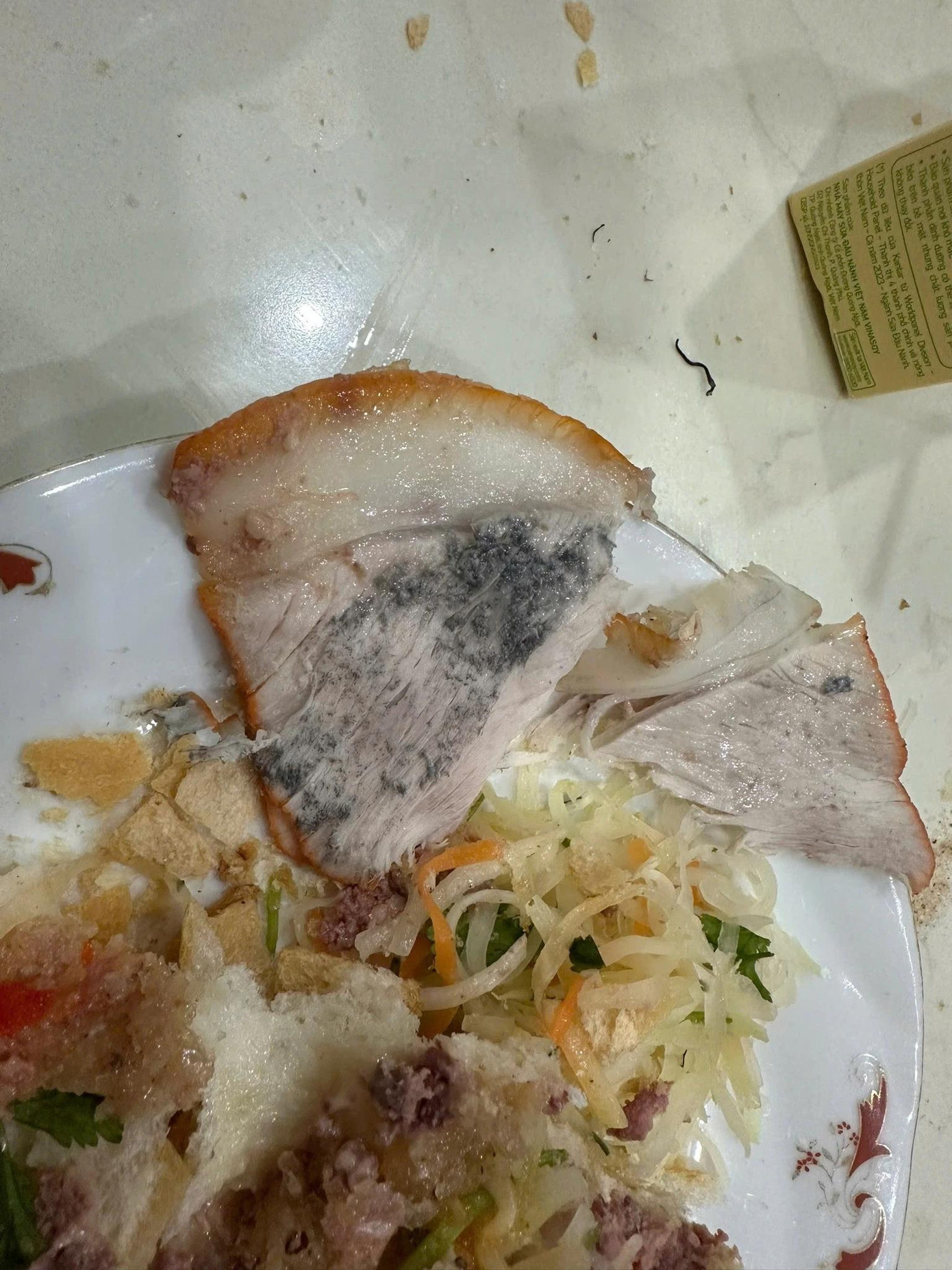 Hình ảnh miếng thịt có màu đen bất thường do anh T. chụp và đăng tải. Hình ảnh miếng thịt có màu đen bất thường do anh T. chụp và đăng tải.