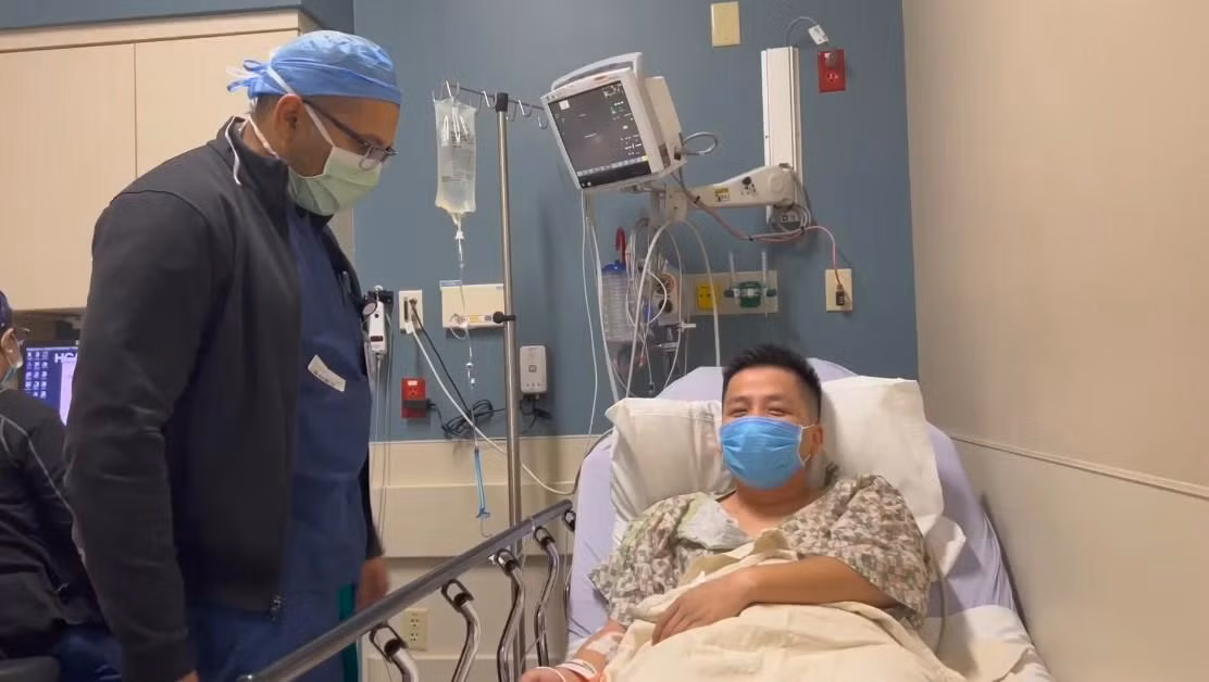 Khoa Pug đã vào bệnh viện đắt đỏ nhất ở Mỹ để thực hiện phẫu thuật kéo dài chân.