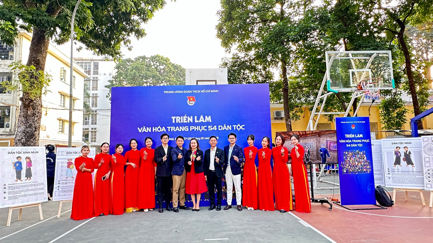 Các đồng chí lãnh đạo chụp ảnh lưu niệm cùng các bạn sinh viên. Các đồng chí lãnh đạo chụp ảnh lưu niệm cùng các bạn sinh viên.