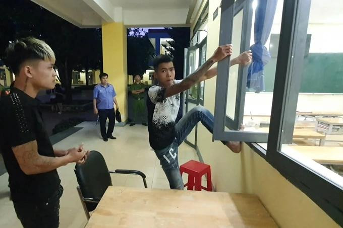 Các đối tượng đã lẻn vào trường học trộm 16 chiếc máy tính. (Ảnh: Đức Nguyễn) Các đối tượng đã lẻn vào trường học trộm 16 chiếc máy tính. (Ảnh: Đức Nguyễn)