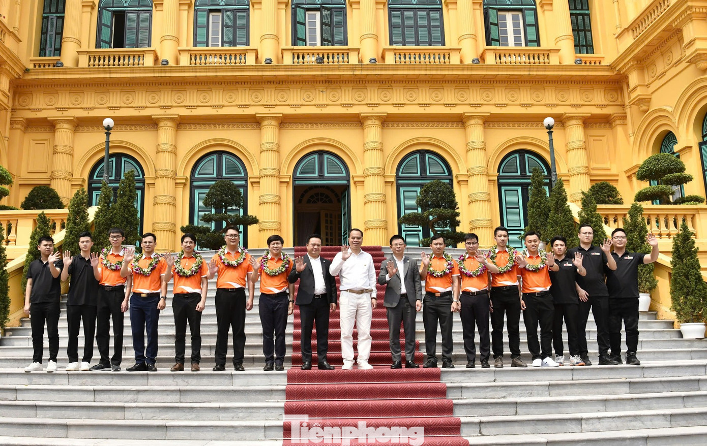 Đoàn đại biểu chụp ảnh lưu niệm tại Khu Di tích Chủ tịch Hồ Chí Minh và Phủ Chủ tịch. Đoàn đại biểu chụp ảnh lưu niệm tại Khu Di tích Chủ tịch Hồ Chí Minh và Phủ Chủ tịch.