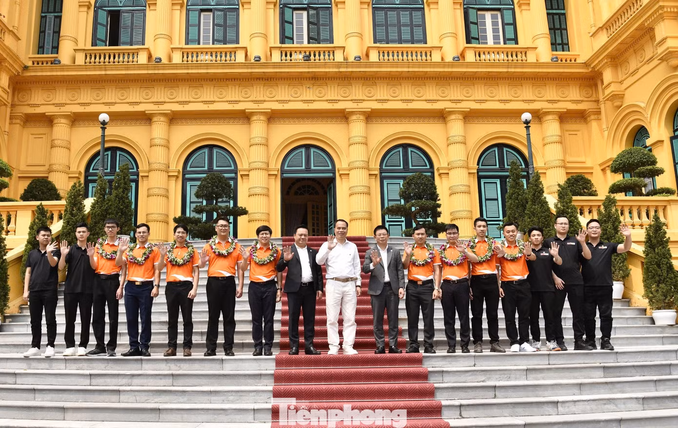 Đoàn đại biểu chụp ảnh lưu niệm tại Khu Di tích Chủ tịch Hồ Chí Minh và Phủ Chủ tịch.