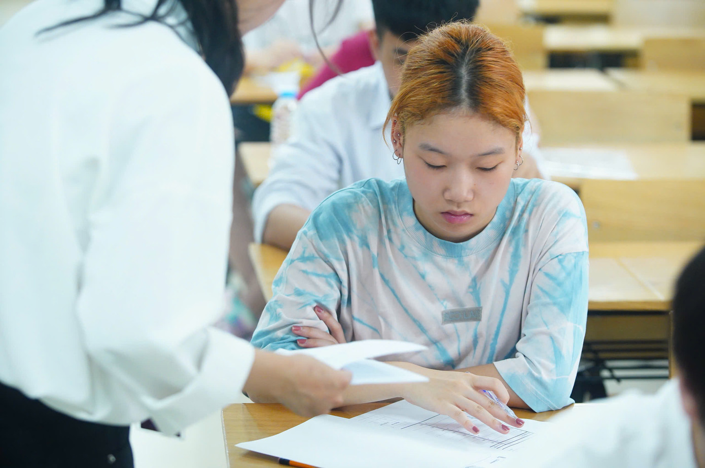 Lương Bảo Châu và Lương Bảo Chi tại phòng thi. (Ảnh: Duy Phạm)