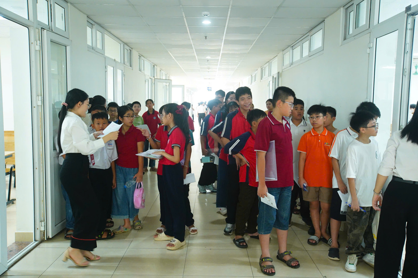 Thí sinh đợi vào phòng thi. (Ảnh: Duy Phạm)