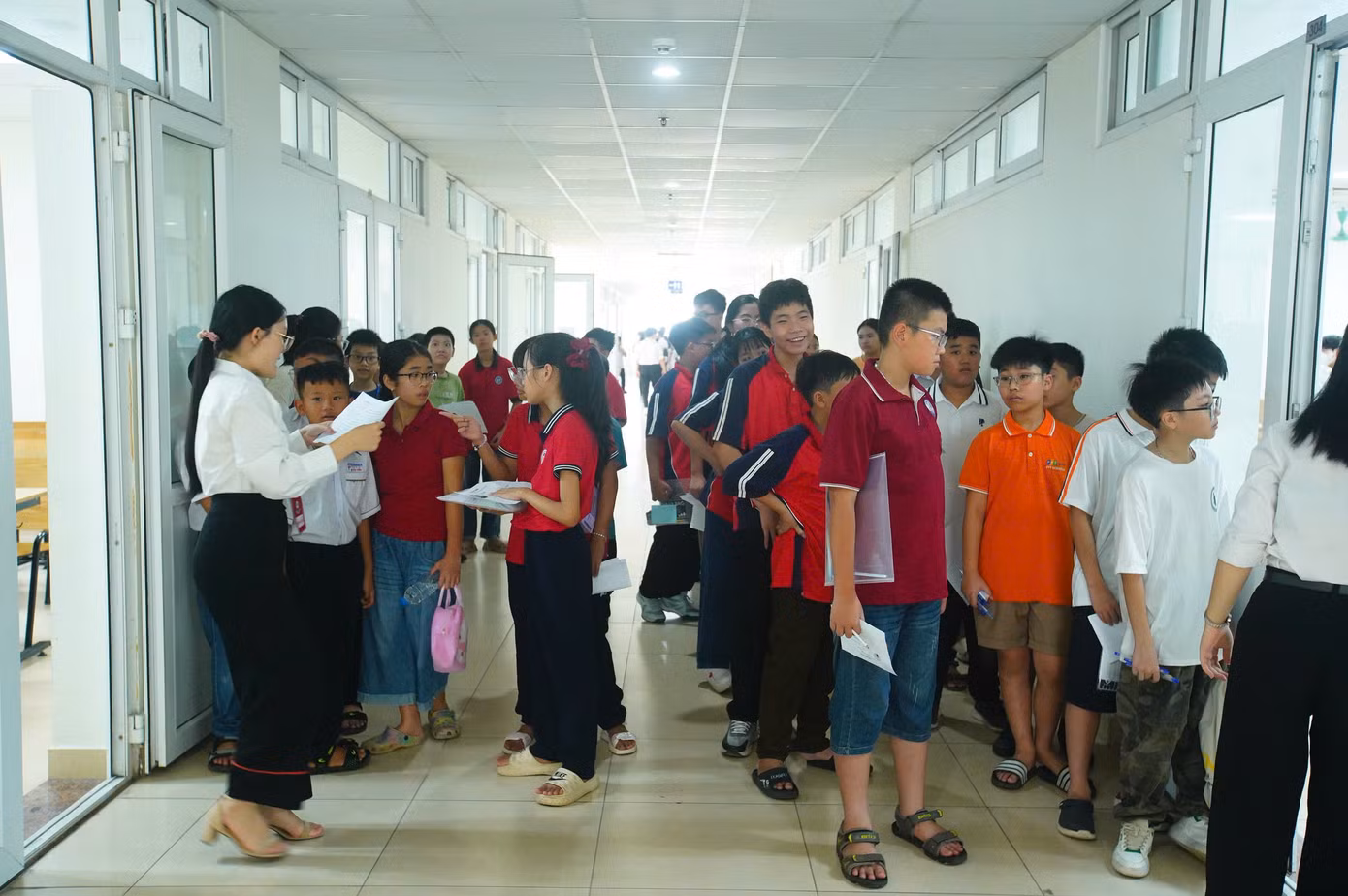 Thí sinh đợi vào phòng thi. (Ảnh: Duy Phạm)