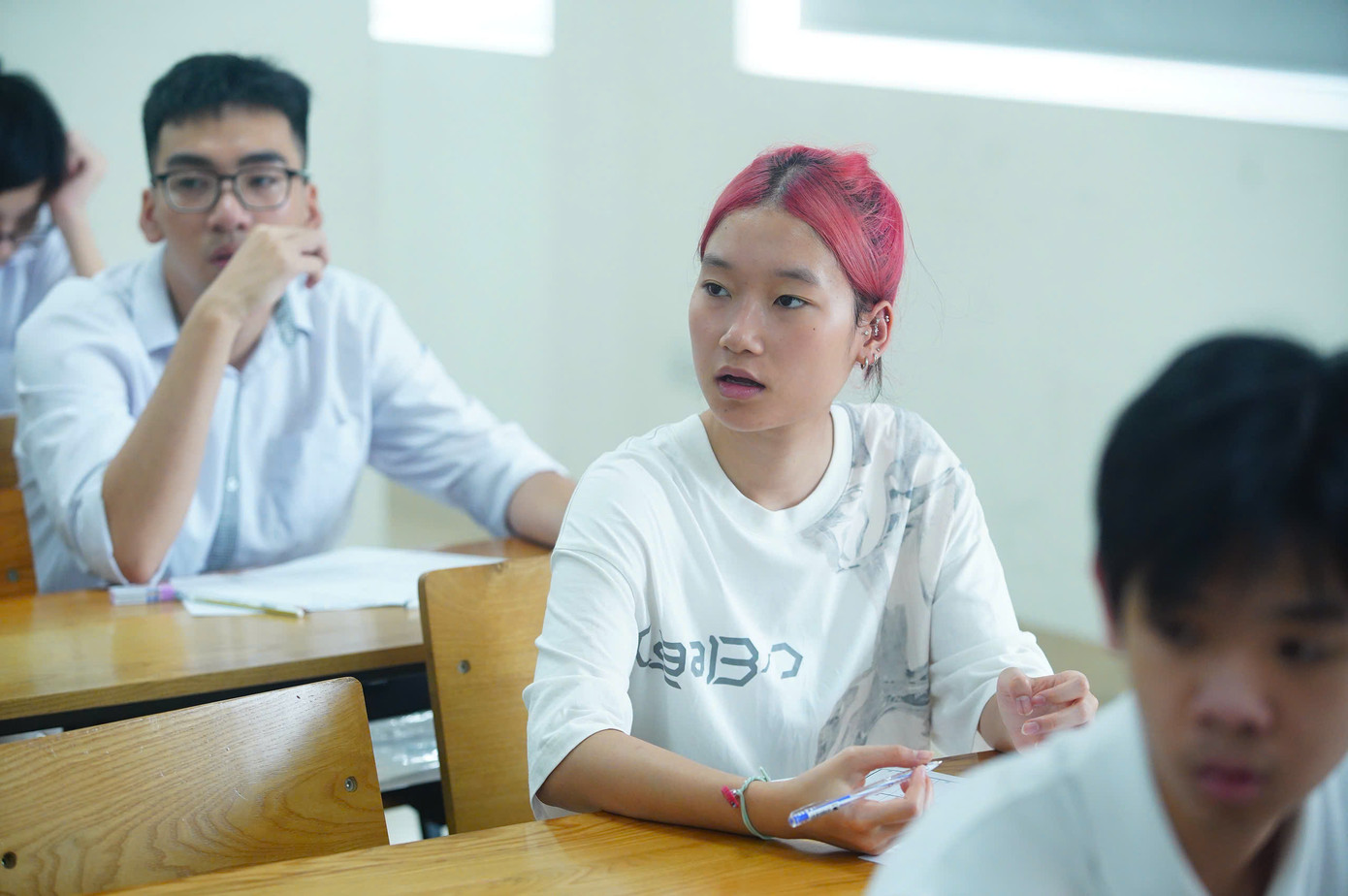 Lương Bảo Châu và Lương Bảo Chi tại phòng thi. (Ảnh: Duy Phạm)