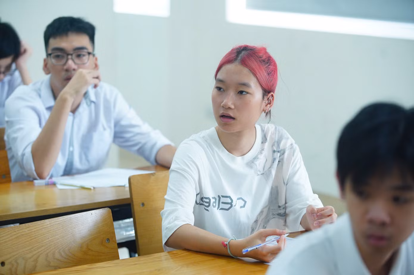 Lương Bảo Châu và Lương Bảo Chi tại phòng thi. (Ảnh: Duy Phạm)