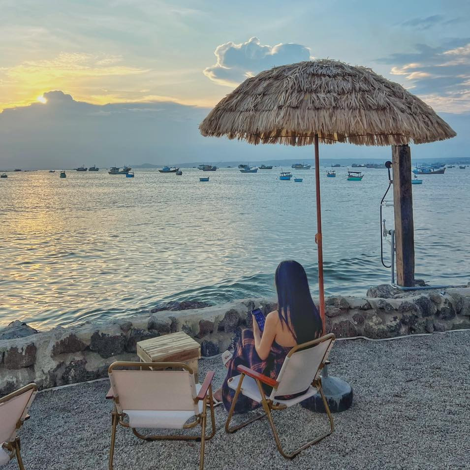 Quán có view biển cực đẹp nhưng đáng tiếc hành động của nhân viên quán đã phá hỏng tất cả.