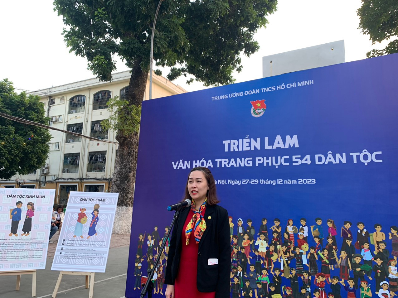 Đồng chí Hứa Thanh Hoa phát biểu khai mạc triển lãm. Đồng chí Hứa Thanh Hoa phát biểu khai mạc triển lãm.