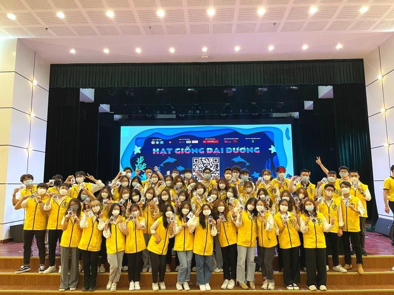 Hình ảnh rực rỡ màu áo vàng Ban Đối Ngoại-HSV-NEU. Hình ảnh rực rỡ màu áo vàng Ban Đối Ngoại-HSV-NEU.