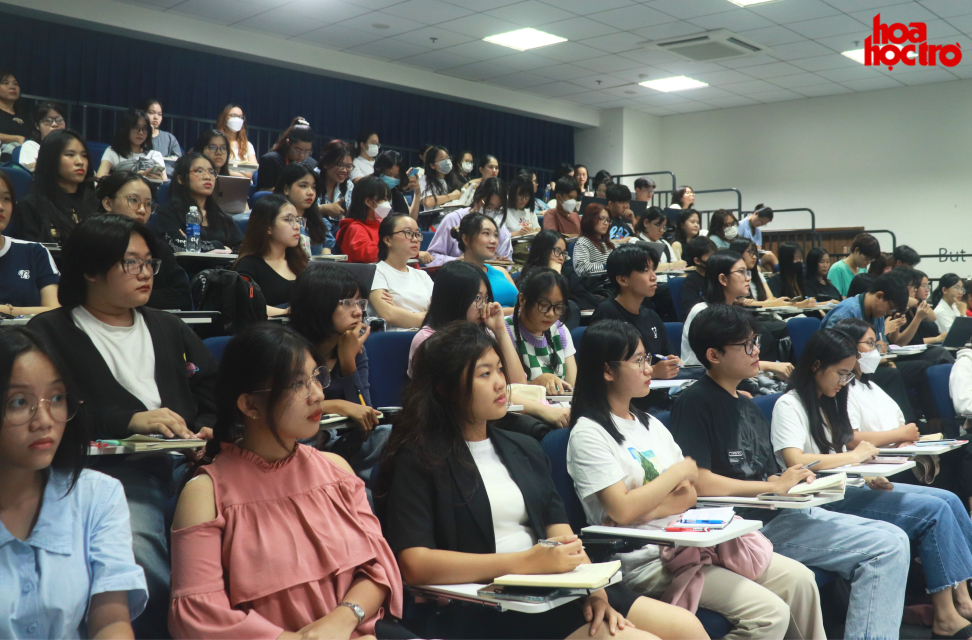 Làm video nhiều view hay làm video nội dung hay, chị Rư đã giải đáp tất cả cho teen. Làm video nhiều view hay làm video nội dung hay, chị Rư đã giải đáp tất cả cho teen.