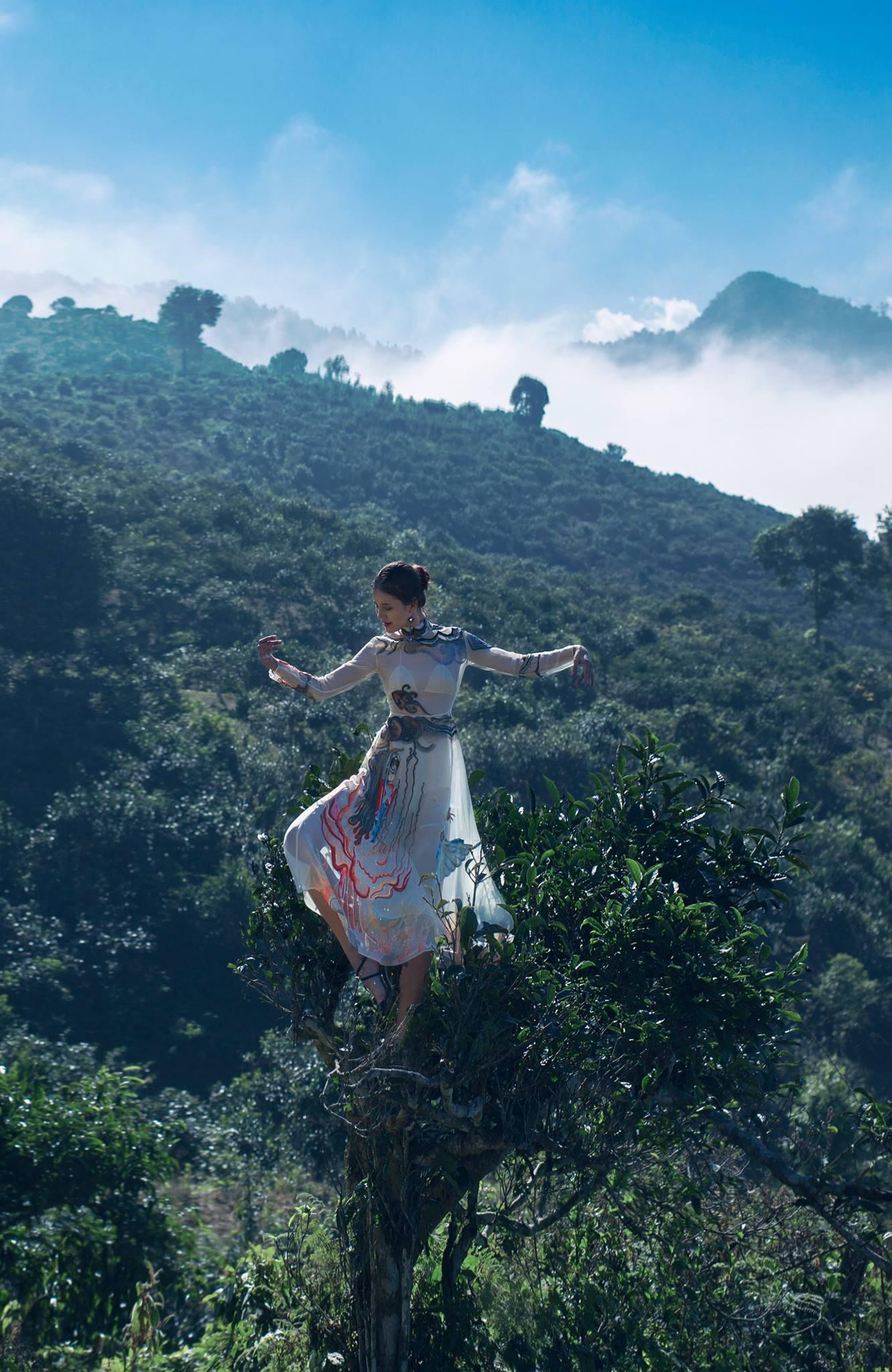 Hương Ly trong trang phục may bởi phụ nữ làng nghề. Hương Ly trong trang phục may bởi phụ nữ làng nghề.