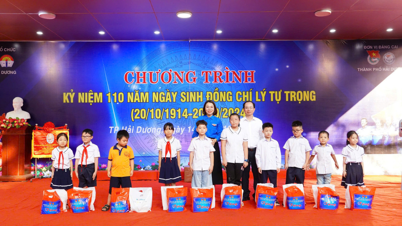 Lãnh đạo Ban Tuyên giáo Tỉnh ủy, Tỉnh đoàn trao học bổng “Thắp sáng ước mơ thiếu nhi Thành Đông” cho các em học sinh có hoàn cảnh khó khăn. Lãnh đạo Ban Tuyên giáo Tỉnh ủy, Tỉnh đoàn trao học bổng “Thắp sáng ước mơ thiếu nhi Thành Đông” cho các em học sinh có hoàn cảnh khó khăn.