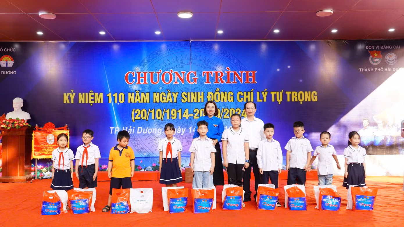 Lãnh đạo Ban Tuyên giáo Tỉnh ủy, Tỉnh đoàn trao học bổng “Thắp sáng ước mơ thiếu nhi Thành Đông” cho các em học sinh có hoàn cảnh khó khăn. Lãnh đạo Ban Tuyên giáo Tỉnh ủy, Tỉnh đoàn trao học bổng “Thắp sáng ước mơ thiếu nhi Thành Đông” cho các em học sinh có hoàn cảnh khó khăn.