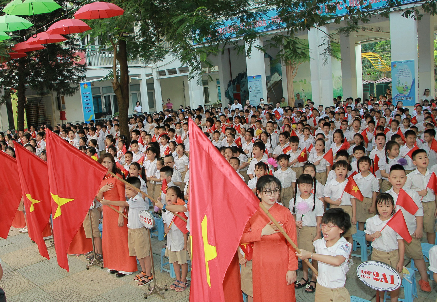 Lễ chào cờ diễn ra trang nghiêm.