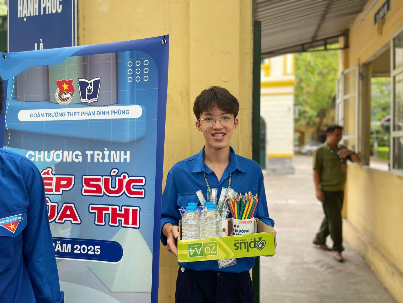 Thí sinh tại điểm thi THPT Phan Đình Phùng được các thanh niên tình nguyện Tiếp sức mùa thi. (Ảnh: Linh Phương) Thí sinh tại điểm thi THPT Phan Đình Phùng được các thanh niên tình nguyện Tiếp sức mùa thi. (Ảnh: Linh Phương)