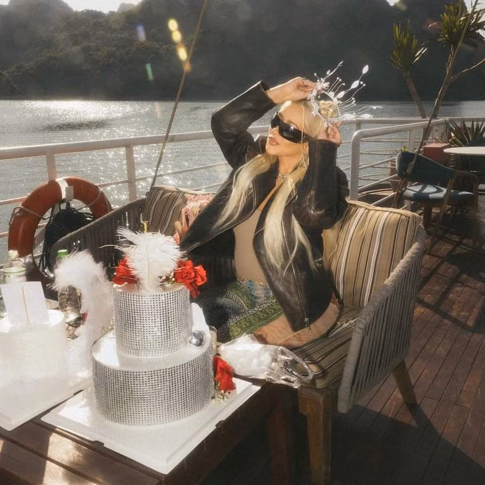 Christina Aguilera vừa đón sinh nhật tại vịnh Hạ Long và đã sẵn sàng cho màn biểu diễn tại lễ trao giải VinFuture tối nay.