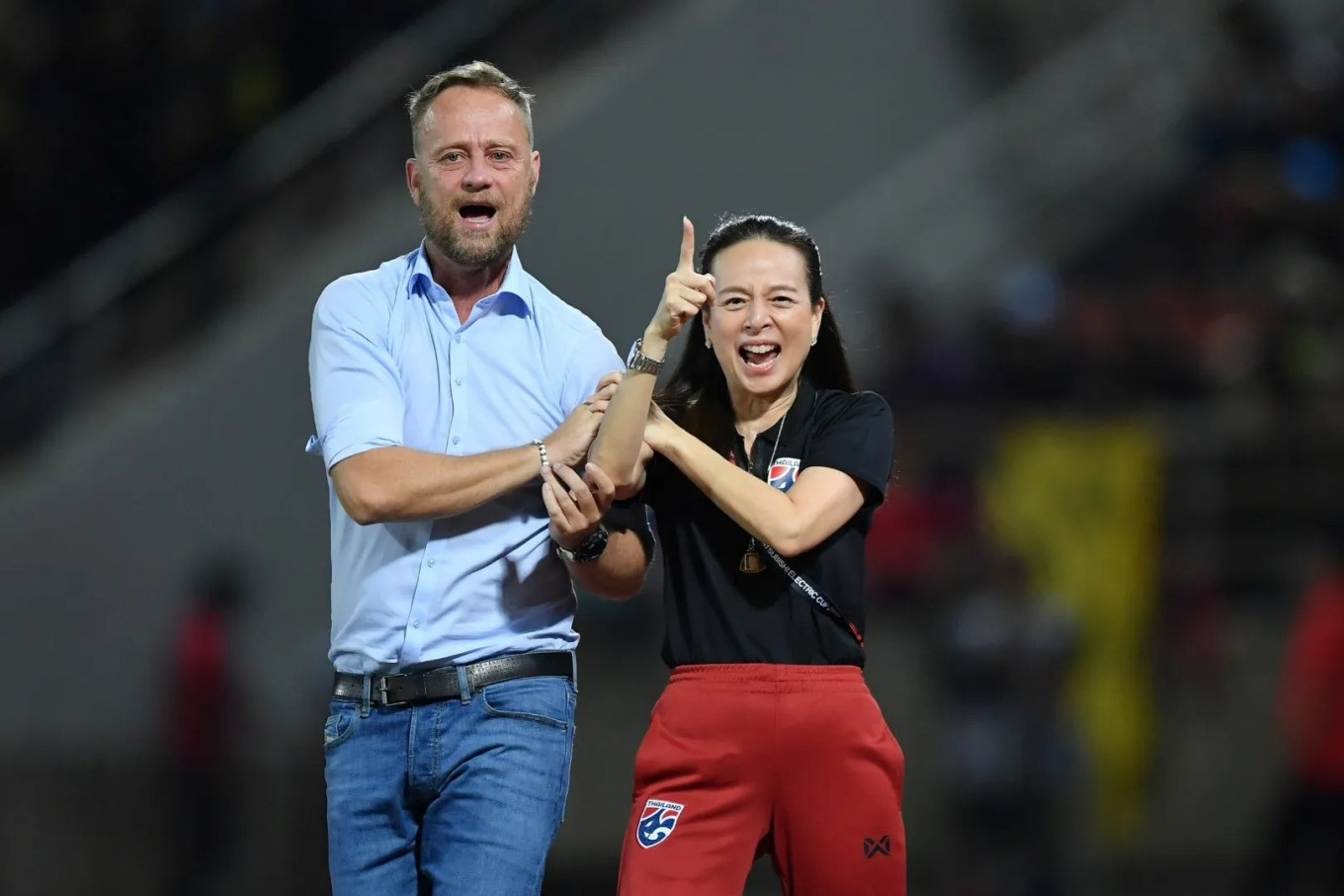 HLV Polking (trái) chia vui với nữ trưởng đoàn Nualphan Lamsan sau khi Thái Lan hạ Malaysia 3-0 ở lượt về bán kết AFF Cup 2022 ngày 10/1. (Ảnh: FAT)