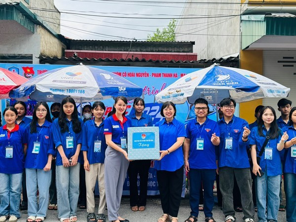 Đồng chí Kháng Mai Thu đến thăm, tặng quà đội hình “Tiếp sức mùa thi” kỳ thi tốt nghiệp THPT năm 2024 tại điểm thi Trường THPT Thanh Nưa. Đồng chí Kháng Mai Thu đến thăm, tặng quà đội hình “Tiếp sức mùa thi” kỳ thi tốt nghiệp THPT năm 2024 tại điểm thi Trường THPT Thanh Nưa.