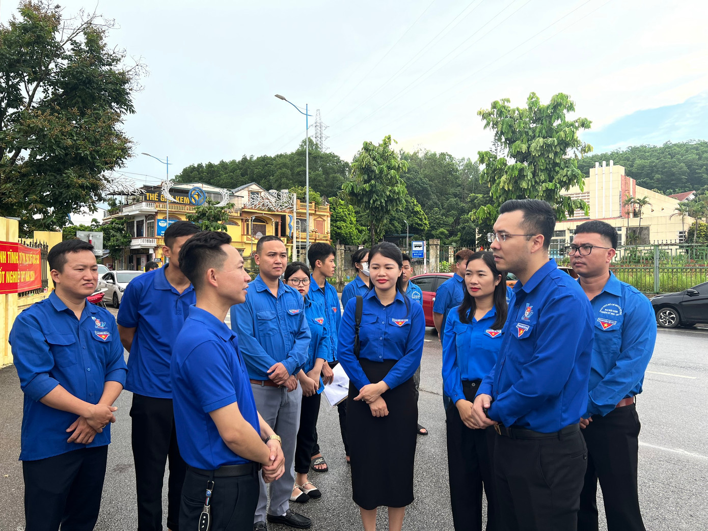 Đồng chí Nguyễn Thế Minh, Phó Bí thư Phụ trách Tỉnh đoàn động viên, cổ vũ tinh thần các tình nguyện viên Tiếp sức mùa thi hoàn thành nhiệm vụ. Đồng chí Nguyễn Thế Minh, Phó Bí thư Phụ trách Tỉnh đoàn động viên, cổ vũ tinh thần các tình nguyện viên Tiếp sức mùa thi hoàn thành nhiệm vụ.