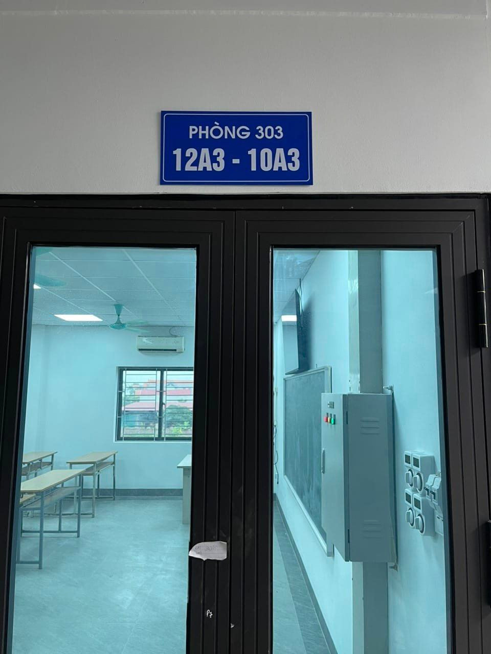 Phụ huynh học sinh lớp 12A3 trường THPT Lạc Long Quân nhắn tin trong nhóm lớp bày tỏ ý kiến, nhà trường cho rằng "ảnh hưởng đến uy tín của nhà trường".