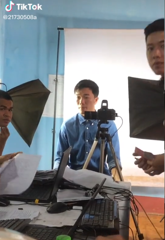 Xuân Trường diện sơ mi xanh cực "bảnh".