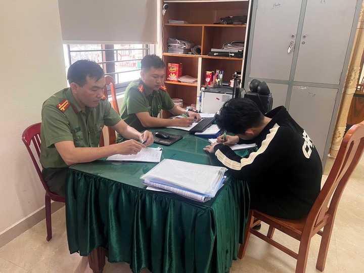 Công an làm việc với H. (Ảnh: Công an cung cấp cho báo chí)