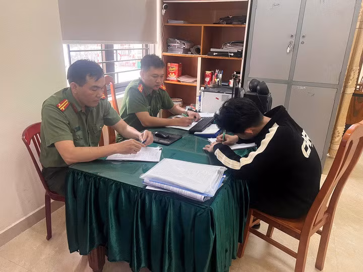 Công an làm việc với H. (Ảnh: Công an cung cấp cho báo chí)
