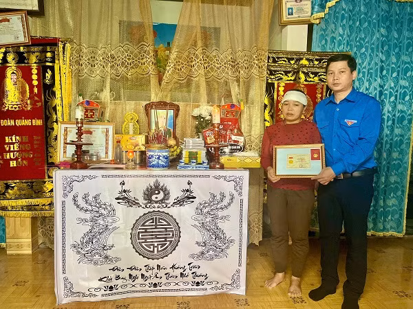 Thừa ủy quyền của Ban Bí thư Trung ương Đoàn, Ban thường vụ Tỉnh Đoàn Quảng Bình truy tặng huy hiệu "Tuổi trẻ dũng cảm" cho đoàn viên Lê Ngọc Hơn.